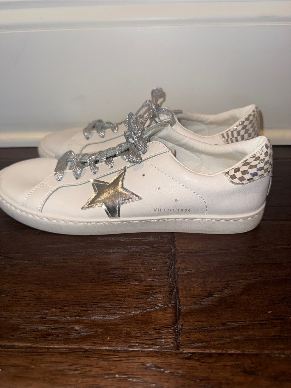 Vintage Havana Star Accent Sneakers with Silver Details Size 9